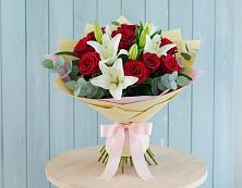 Букет цветов из:  Лилии и Розы в Бесскорбной