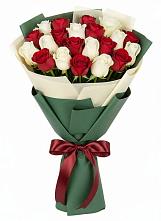 Букет Микс из красных и белых роз в Бесскорбной