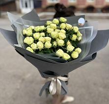 Букет Белые кустовые розы Солинеро в Бесскорбной