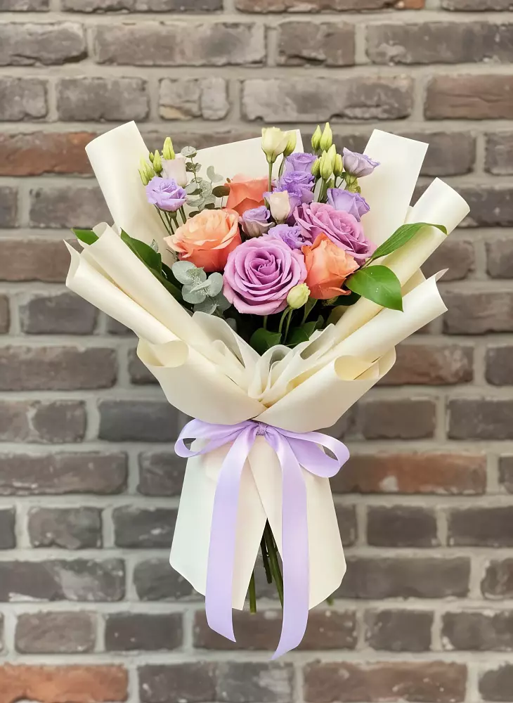 Букет цветов из: Лизиантусы и Розы в Бесскорбной