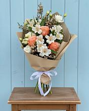 Букет цветов из:  Альстромерии, Лизиантусы, Розы и Хризантемы в Бесскорбной