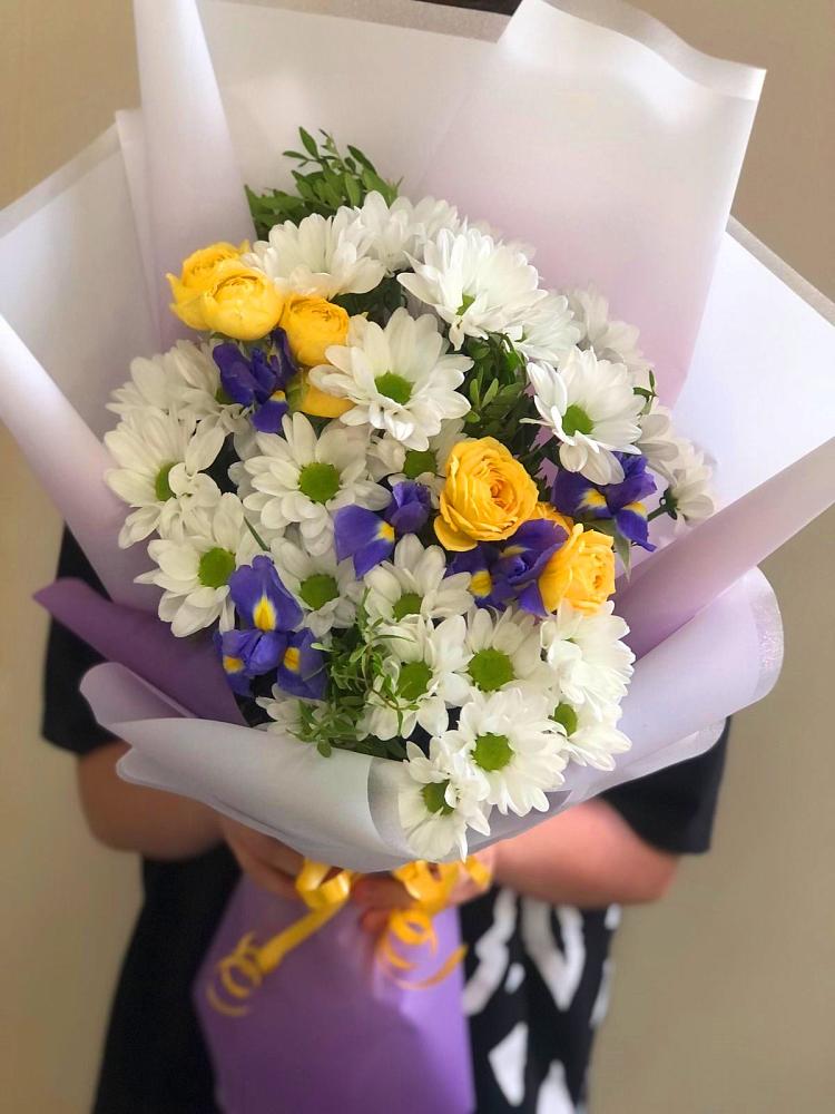 Букет цветов из: Ирисы, Хризантемы и Розы в Бесскорбной