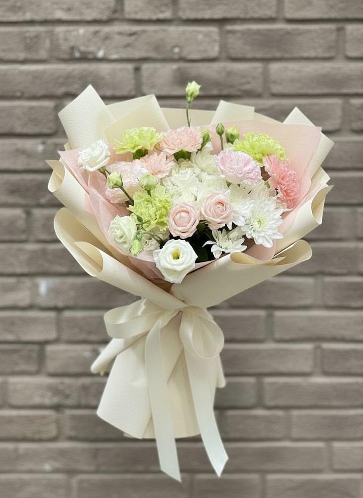 Букет цветов из: Гвоздики, Розы, Лизиантусы и Хризантемы в Бесскорбной