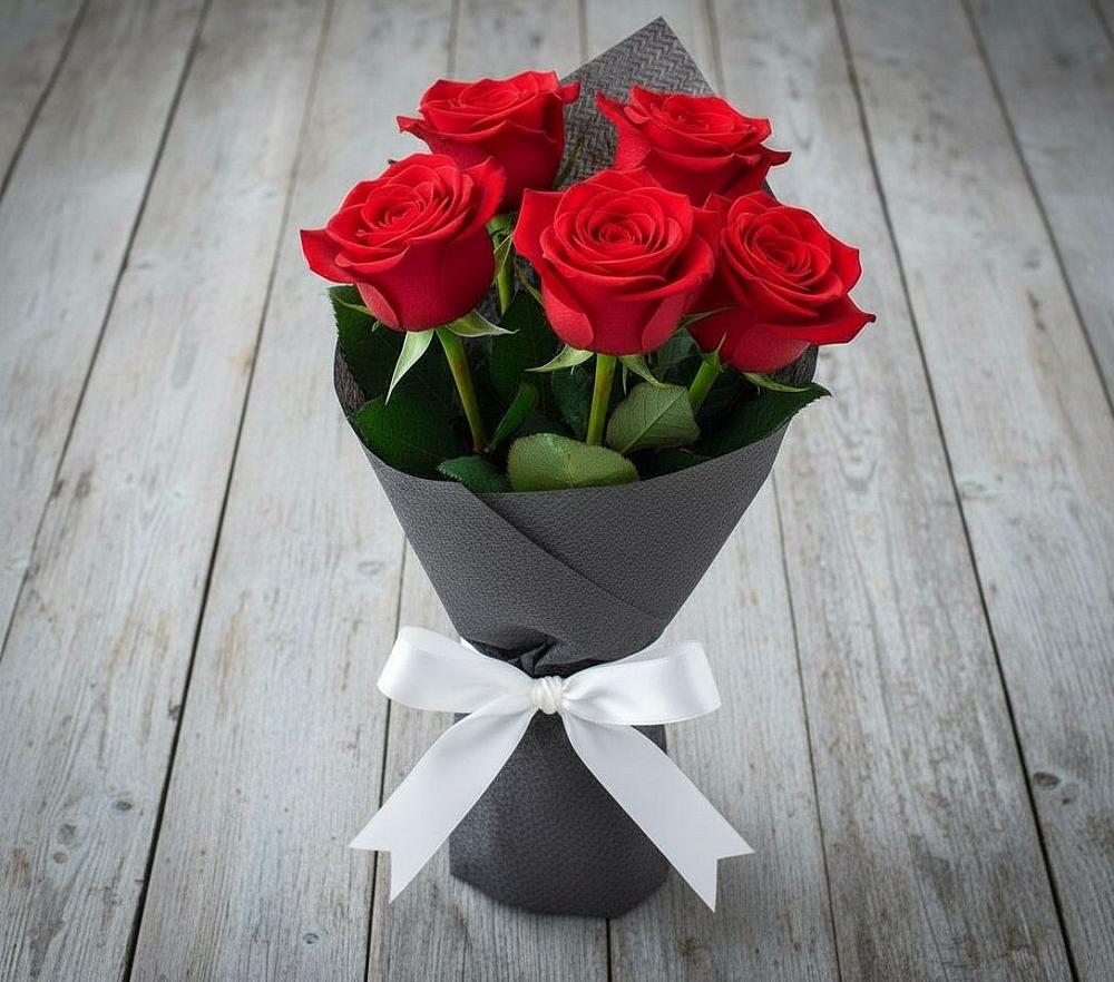 Букет 5 Красных роз Эдлесс Лав в Бесскорбной