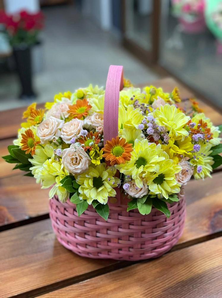 Цветочная композиция из Хризантемы и Розы в корзине в Бесскорбной