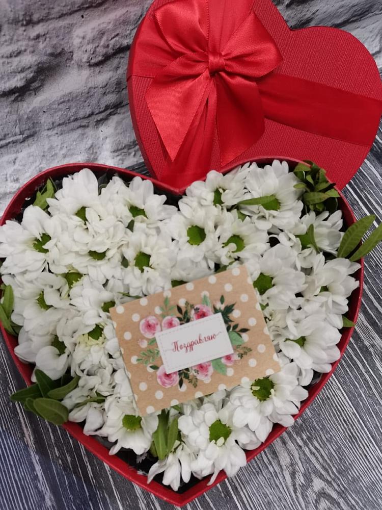 Цветочная композиция из Хризантемы в виде сердца в Бесскорбной