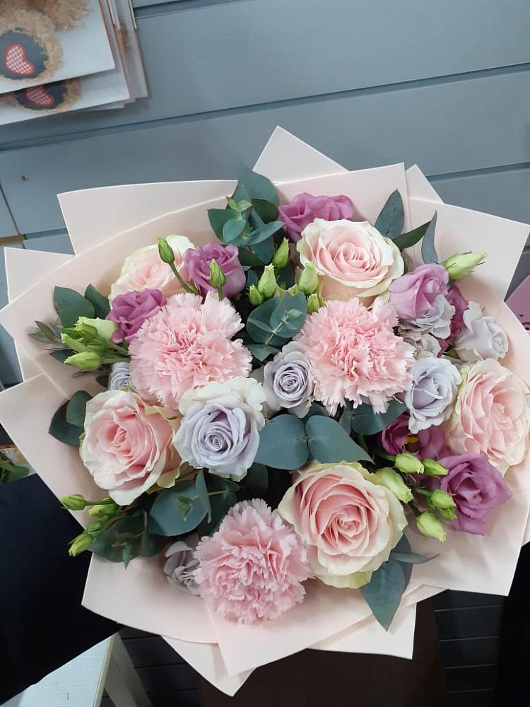 Букет цветов из: Розы, Гвоздики и Лизиантусы в Бесскорбной