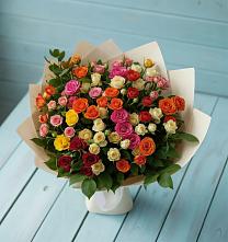 Букет Микс из разноцветных кустовых роз в Бесскорбной