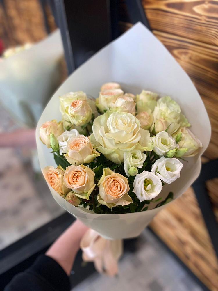 Букет цветов из: Розы и Лизиантусы в Бесскорбной